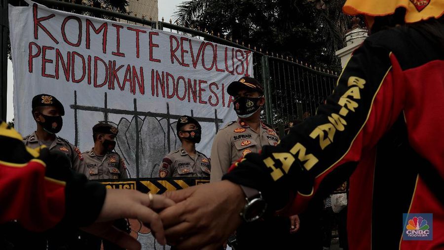 Massa buruh dari Kongres Aliansi Serikat Buruh Indonesia (KASBI) dan Komite Revolusi Pendidikan Indonesia (KRPI) yang melakukan demo tolak omnibus law UU Cipta Kerja di Kementerian Pendidikan dan Kebudayaan (Kemendikbud), Selasa (17/11). (CNBC Indonesia/Muhammad Sabki)