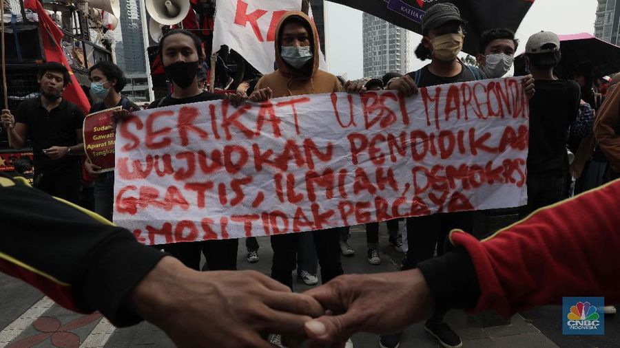 Massa buruh dari Kongres Aliansi Serikat Buruh Indonesia (KASBI) dan Komite Revolusi Pendidikan Indonesia (KRPI) yang melakukan demo tolak omnibus law UU Cipta Kerja di Kementerian Pendidikan dan Kebudayaan (Kemendikbud), Selasa (17/11). (CNBC Indonesia/Muhammad Sabki)