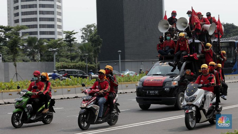 Massa buruh dari Kongres Aliansi Serikat Buruh Indonesia (KASBI) dan Komite Revolusi Pendidikan Indonesia (KRPI) yang melakukan demo tolak omnibus law UU Cipta Kerja di Kementerian Pendidikan dan Kebudayaan (Kemendikbud), Selasa (17/11). (CNBC Indonesia/Muhammad Sabki)