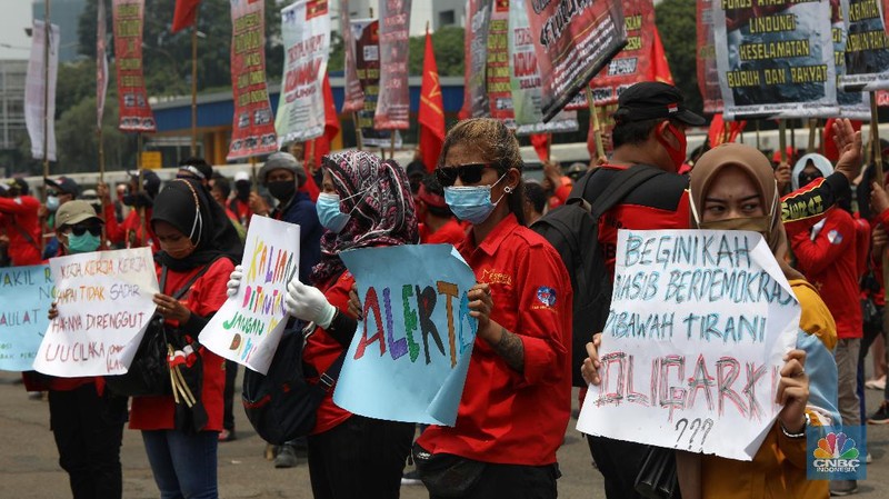 Sejumlah massa buruh berdemo di depan Gedung DPR/MPR, Jakarta, Selasa (17/11/2020). Mereka berdemo untuk menolak Omnibus Law Cipta Kerja. (CNBC Indonesia/Andrean Kristianto)