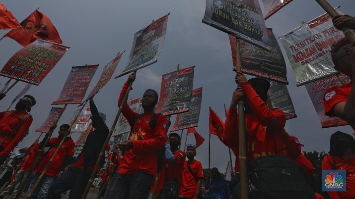 Sejumlah massa buruh berdemo di depan Gedung DPR/MPR, Jakarta, Selasa (17/11/2020). Mereka berdemo untuk menolak Omnibus Law Cipta Kerja. (CNBC Indonesia/Andrean Kristianto) Sejumlah massa buruh berdemo di depan Gedung DPR/MPR, Jakarta, Selasa (17/11/2020). Mereka berdemo untuk menolak Omnibus Law Cipta Kerja. (CNBC Indonesia/Andrean Kristianto)