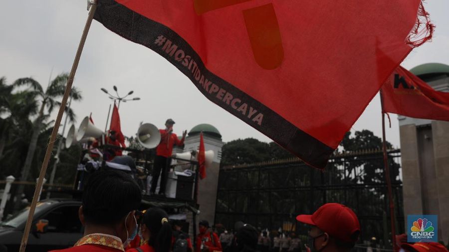 Sejumlah massa buruh berdemo di depan Gedung DPR/MPR, Jakarta, Selasa (17/11/2020). Mereka berdemo untuk menolak Omnibus Law Cipta Kerja. (CNBC Indonesia/Andrean Kristianto)