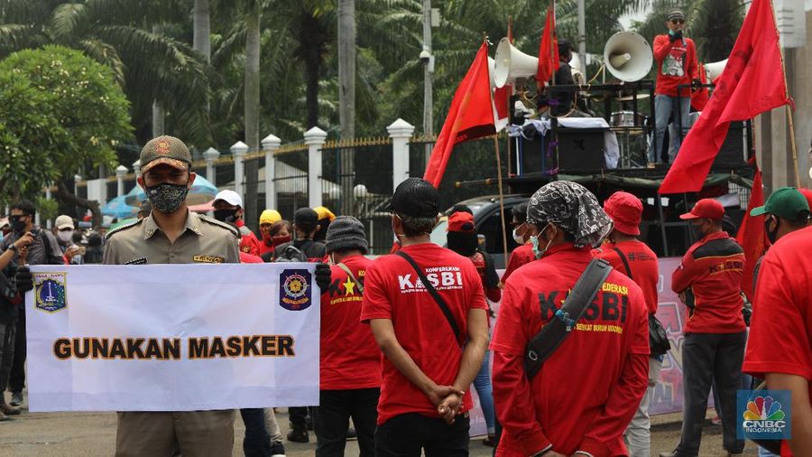 Sejumlah massa buruh berdemo di depan Gedung DPR/MPR, Jakarta, Selasa (17/11/2020). Mereka berdemo untuk menolak Omnibus Law Cipta Kerja. (CNBC Indonesia/Andrean Kristianto)