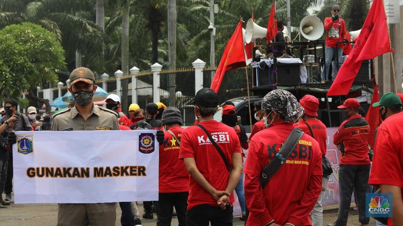 Sejumlah massa buruh berdemo di depan Gedung DPR/MPR, Jakarta, Selasa (17/11/2020). Mereka berdemo untuk menolak Omnibus Law Cipta Kerja. (CNBC Indonesia/Andrean Kristianto)