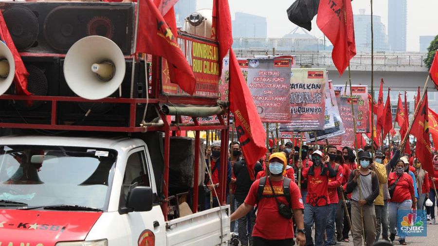 Sejumlah massa buruh berdemo di depan Gedung DPR/MPR, Jakarta, Selasa (17/11/2020). Mereka berdemo untuk menolak Omnibus Law Cipta Kerja. (CNBC Indonesia/Andrean Kristianto)