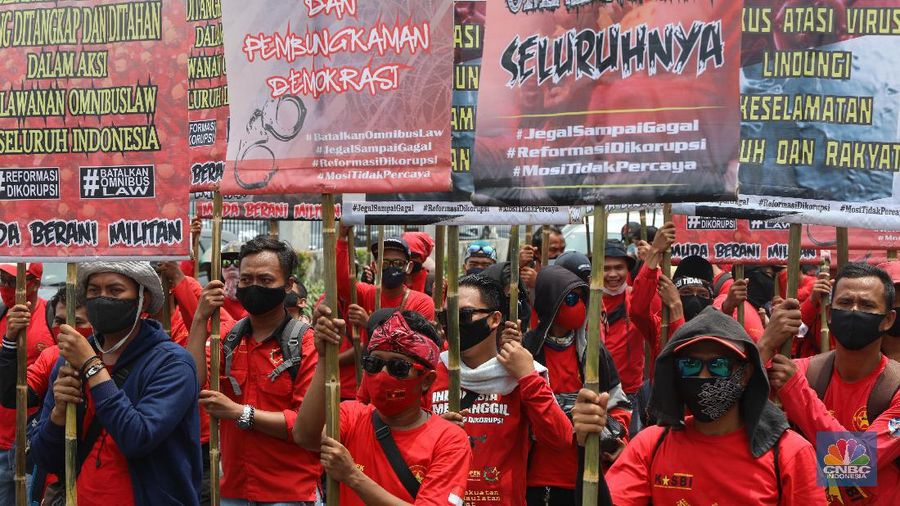 Sejumlah massa buruh berdemo di depan Gedung DPR/MPR, Jakarta, Selasa (17/11/2020). Mereka berdemo untuk menolak Omnibus Law Cipta Kerja. (CNBC Indonesia/Andrean Kristianto)