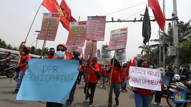 Sejumlah massa buruh berdemo di depan Gedung DPR/MPR, Jakarta, Selasa (17/11/2020). Mereka berdemo untuk menolak Omnibus Law Cipta Kerja. (CNBC Indonesia/Andrean Kristianto)
