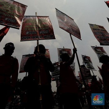 Tolak UU Cipta Kerja, Ramai-ramai Buruh Geruduk Gedung DPR
