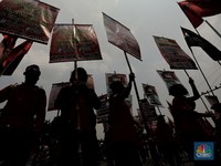 Tolak UU Cipta Kerja, Ramai-ramai Buruh Geruduk Gedung DPR