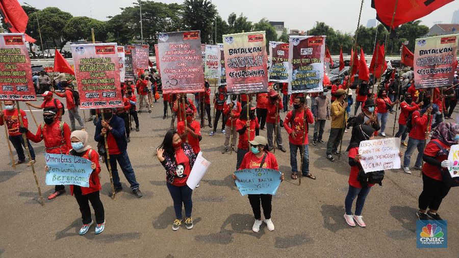 Sejumlah massa buruh berdemo di depan Gedung DPR/MPR, Jakarta, Selasa (17/11/2020). Mereka berdemo untuk menolak Omnibus Law Cipta Kerja. (CNBC Indonesia/Andrean Kristianto)