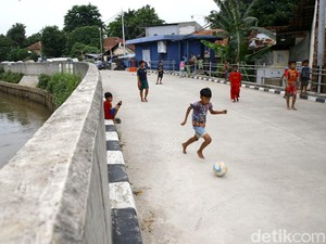Lagi Musim Liburan Sekolah, Awas Banyak Anak-anak Main di Jalan