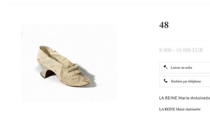 Tangkapan layar dari situs web lelang Osenat, menampilkan satu sepatu sutra Marie-Antoinette dilelang mulai Rp 113 juta pada Minggu (15/11/2020). (OSENAT)
