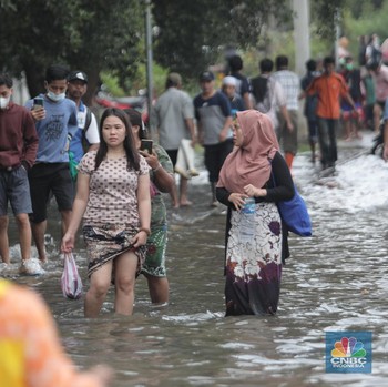 Panas Terik, Muara Baru & Sunda Kelapa Malah Banjir Rob