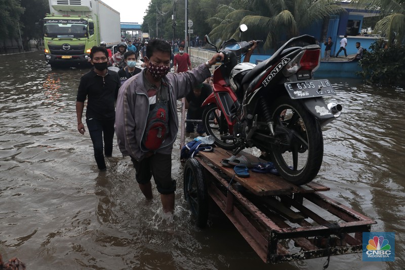 Banjir rob di kawasan Muara Baru, Jakarta Utara, Kamis, (27/5/2021). (CNBC Indonesia/Muhammad Sabki)