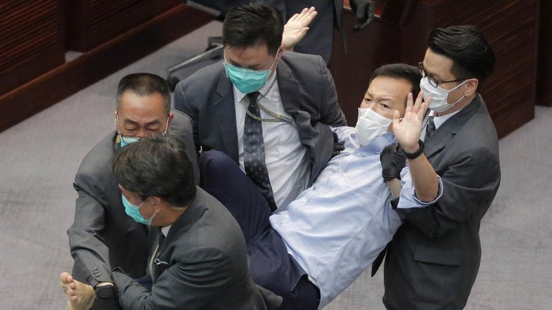 3 eks anggota parlemen Hong Kong ditangkap. (AP/Vincent Yu)