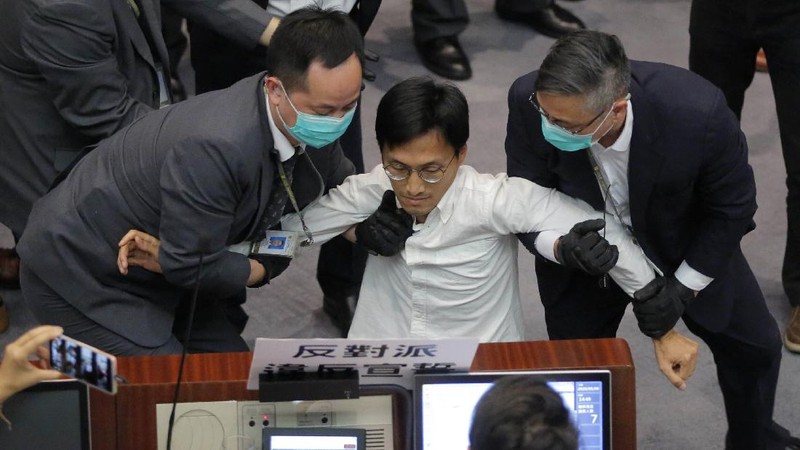 3 eks anggota parlemen Hong Kong ditangkap. (AP/Vincent Yu)