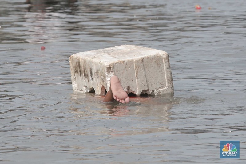 Banjir rob di kawasan Muara Baru, Jakarta Utara, Kamis, (27/5/2021). (CNBC Indonesia/Muhammad Sabki) Banjir rob di kawasan Muara Baru, Jakarta Utara, Kamis, (27/5/2021). (CNBC Indonesia/Muhammad Sabki)