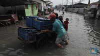 Potret Warga Muara Angke Saat Dikepung Banjir Rob