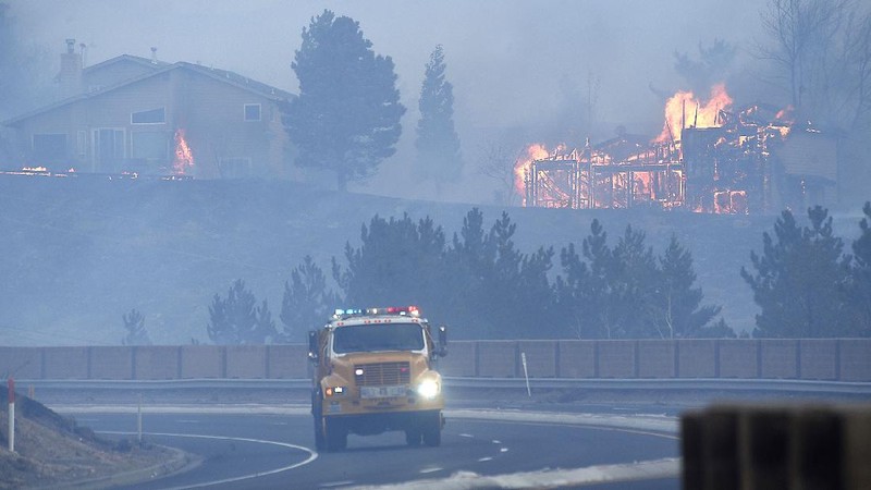 Kebakaran hutan di Nevada merambat ke permukiman warga. (AP/Jason Bean)