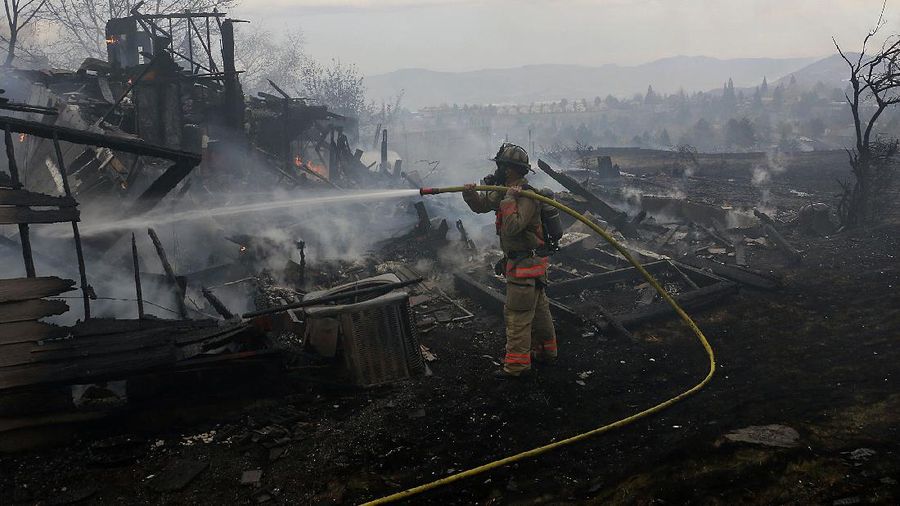Kebakaran hutan di Nevada merambat ke permukiman warga. (AP/Jason Bean)