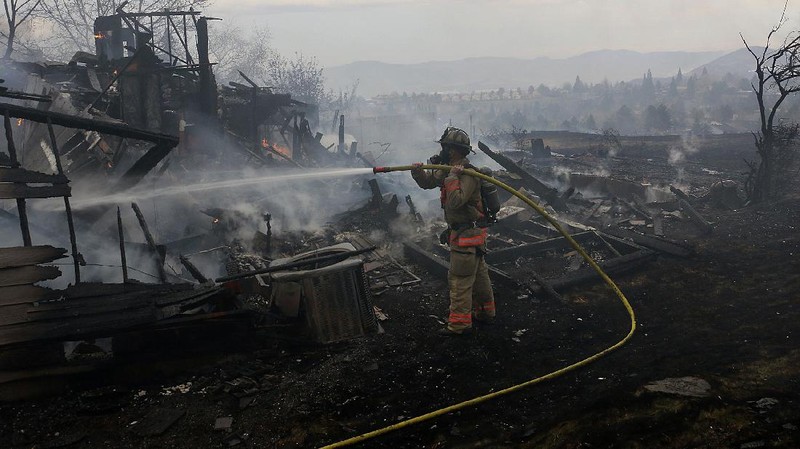 Kebakaran hutan di Nevada merambat ke permukiman warga. (AP/Jason Bean)