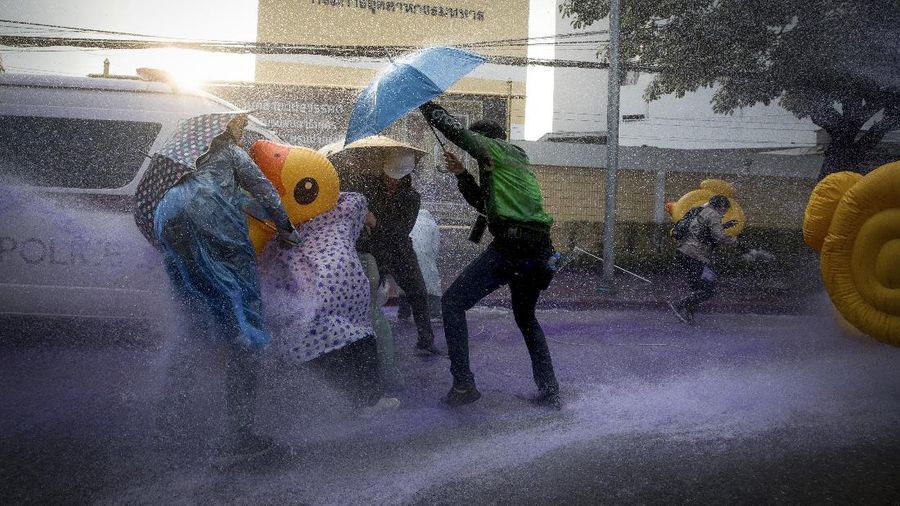 Kekacauan melanda area sekitar gedung parlemen Thailand di Bangkok yang meliputi bentrokan antara demonstran dan petugas keamanan. (AP/Wason Wanichakorn)