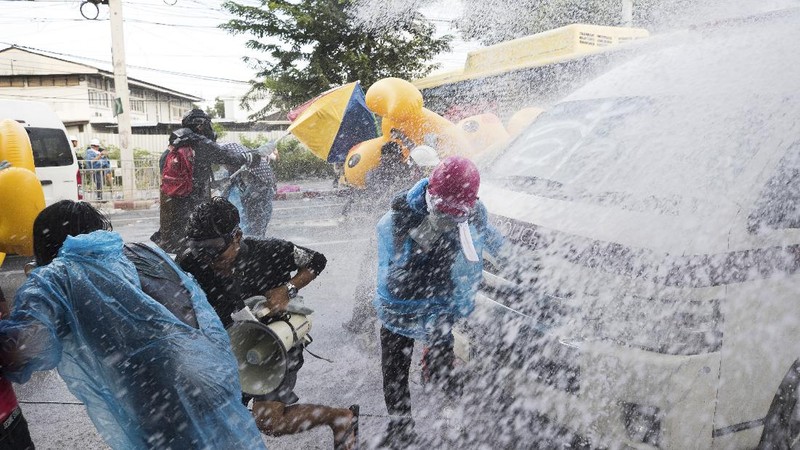 Kekacauan melanda area sekitar gedung parlemen Thailand di Bangkok yang meliputi bentrokan antara demonstran dan petugas keamanan. (AP/Wason Wanichakorn)