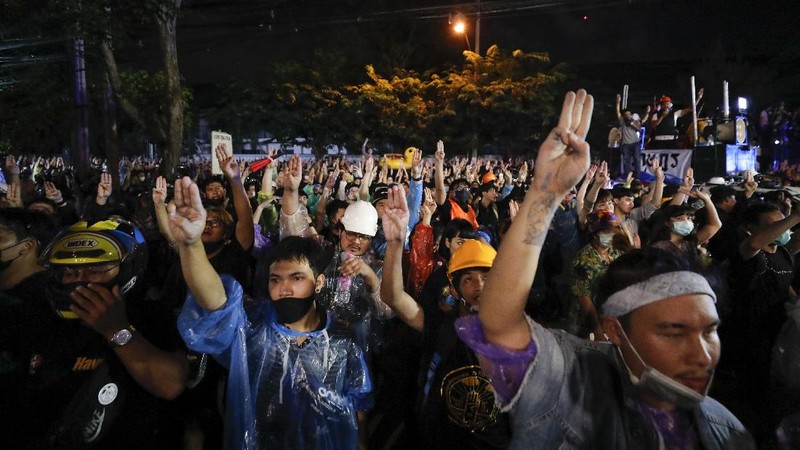 Kekacauan melanda area sekitar gedung parlemen Thailand di Bangkok yang meliputi bentrokan antara demonstran dan petugas keamanan. (AP/Wason Wanichakorn)