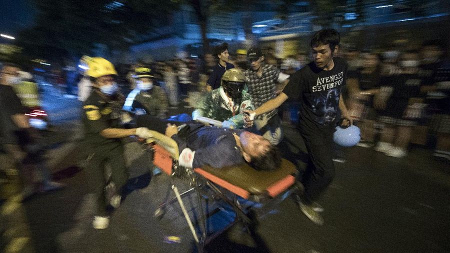 Kekacauan melanda area sekitar gedung parlemen Thailand di Bangkok yang meliputi bentrokan antara demonstran dan petugas keamanan. (AP/Wason Wanichakorn)