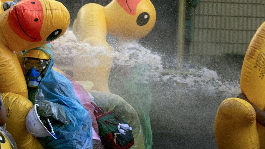 Kekacauan melanda area sekitar gedung parlemen Thailand di Bangkok yang meliputi bentrokan antara demonstran dan petugas keamanan. (AP/Wason Wanichakorn)