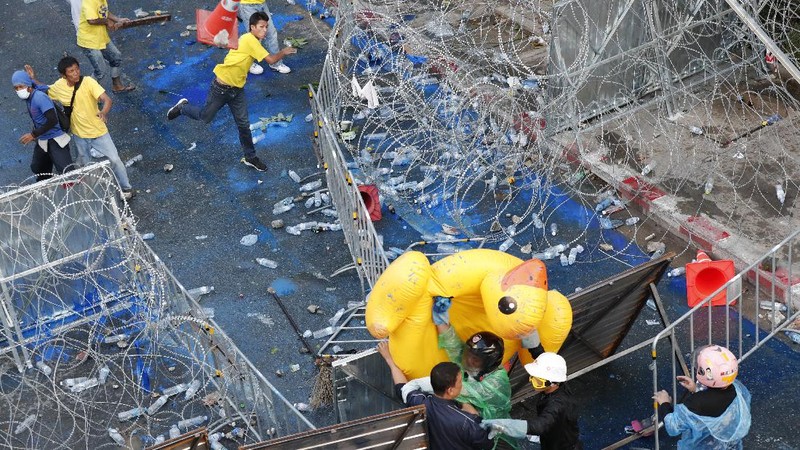 Kekacauan melanda area sekitar gedung parlemen Thailand di Bangkok yang meliputi bentrokan antara demonstran dan petugas keamanan. (AP/Wason Wanichakorn)