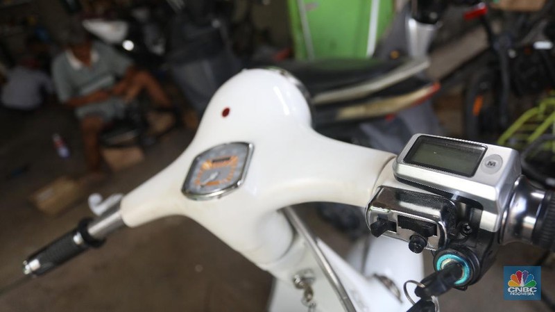 Mekanik memasang baterai motor vespa yang dikonversi menjadi motor listrik di bengkel Petrikbike, Raya Kranggan, Bekasi, Jawa Barat, Rabu (18/11/2020).  (CNBC Indonesia/Andrean Kristianto)