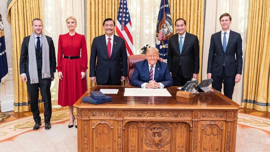 Menko Luhut Binsar Pandjaitan (tiga kiri) diterima Presiden AS Donald Trump (tengah) di Gedung Putih, Washington pada Selasa, 17 November 2020. (Biro Komunikasi Kemenko Bidang Kemaritiman dan Investasi)