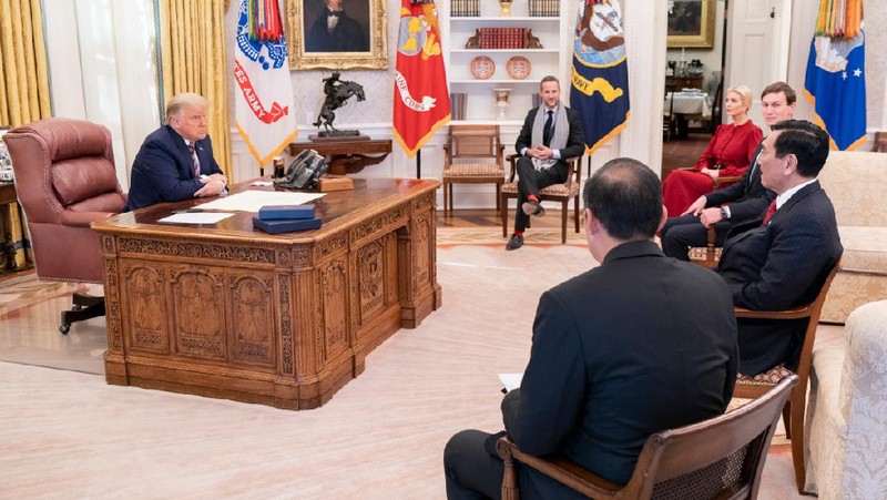 Menko Luhut Binsar Pandjaitan diterima Presiden AS Donald Trump (tengah) di Gedung Putih, Washington pada Selasa, 17 November 2020. (Biro Komunikasi Kemenko Bidang Kemaritiman dan Investasi)