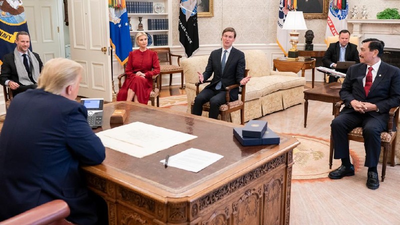 Menko Luhut Binsar Pandjaitan diterima Presiden AS Donald Trump (tengah) di Gedung Putih, Washington pada Selasa, 17 November 2020. (Biro Komunikasi Kemenko Bidang Kemaritiman dan Investasi)