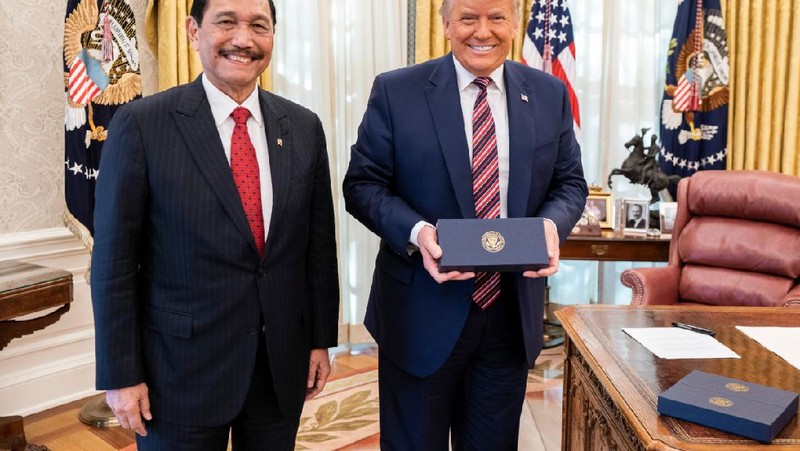 Menko Luhut Binsar Pandjaitan diterima Presiden AS Donald Trump (tengah) di Gedung Putih, Washington pada Selasa, 17 November 2020. (Biro Komunikasi Kemenko Bidang Kemaritiman dan Investasi)