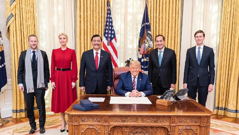 Menko Luhut Binsar Pandjaitan diterima Presiden AS Donald Trump (tengah) di Gedung Putih, Washington pada Selasa, 17 November 2020. (Biro Komunikasi Kemenko Bidang Kemaritiman dan Investasi)