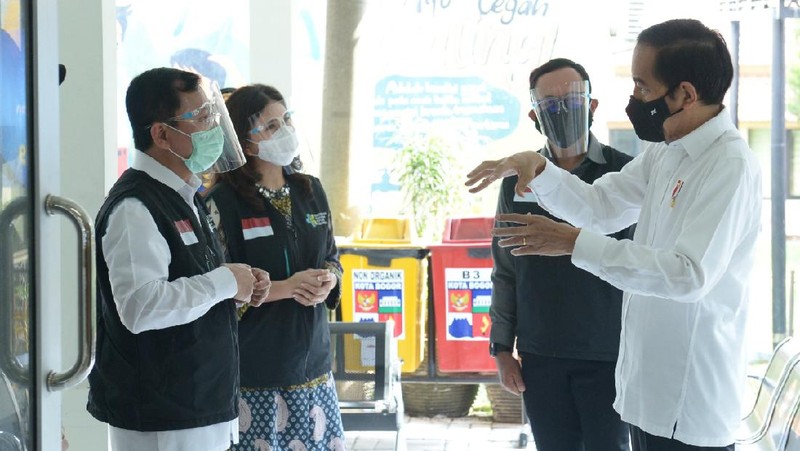 Presiden Joko Widodo melakukan inspeksi mendadak (sidak) ke sebuah puskesmas yang berlokasi di Kecamatan Tanah Sareal, Kota Bogor, Jawa Barat, pada Rabu, (18/11/2020). (Foto: Kris - Biro Pers Sekretariat Presiden)