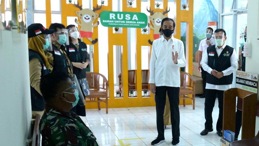 Presiden Joko Widodo melakukan inspeksi mendadak (sidak) ke sebuah puskesmas yang berlokasi di Kecamatan Tanah Sareal, Kota Bogor, Jawa Barat, pada Rabu, (18/11/2020). (Foto: Kris - Biro Pers Sekretariat Presiden)