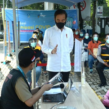 Momen Jokowi Blusukan Cek Simulasi Vaksinasi Corona di Bogor