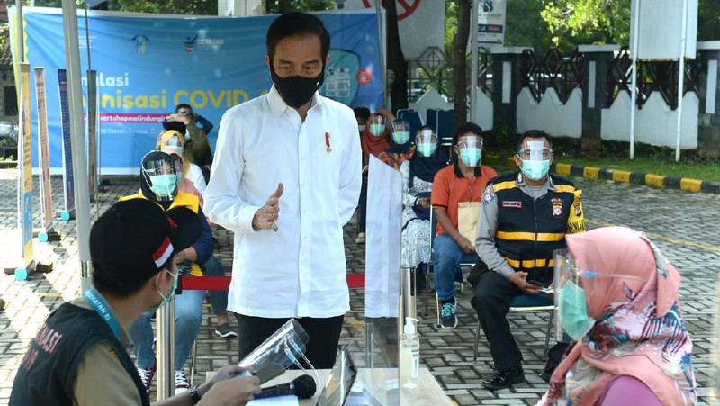 Presiden Joko Widodo melakukan inspeksi mendadak (sidak) ke sebuah puskesmas yang berlokasi di Kecamatan Tanah Sareal, Kota Bogor, Jawa Barat, pada Rabu, (18/11/2020). (Foto: Kris - Biro Pers Sekretariat Presiden)