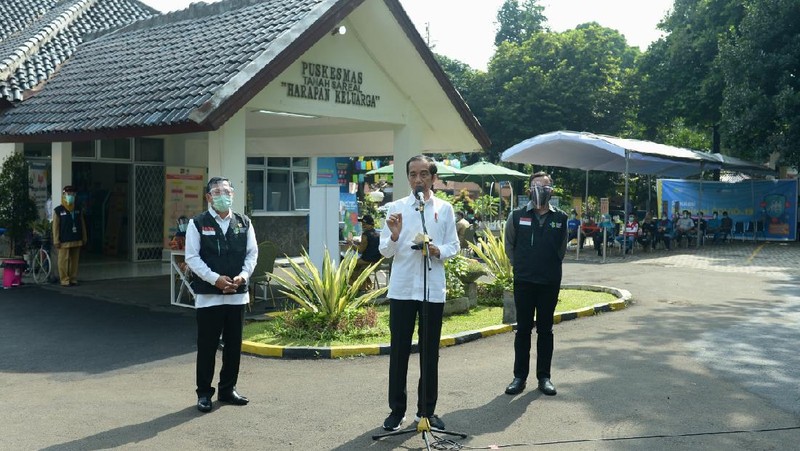 Presiden Joko Widodo melakukan inspeksi mendadak (sidak) ke sebuah puskesmas yang berlokasi di Kecamatan Tanah Sareal, Kota Bogor, Jawa Barat, pada Rabu, (18/11/2020). (Foto: Kris - Biro Pers Sekretariat Presiden)