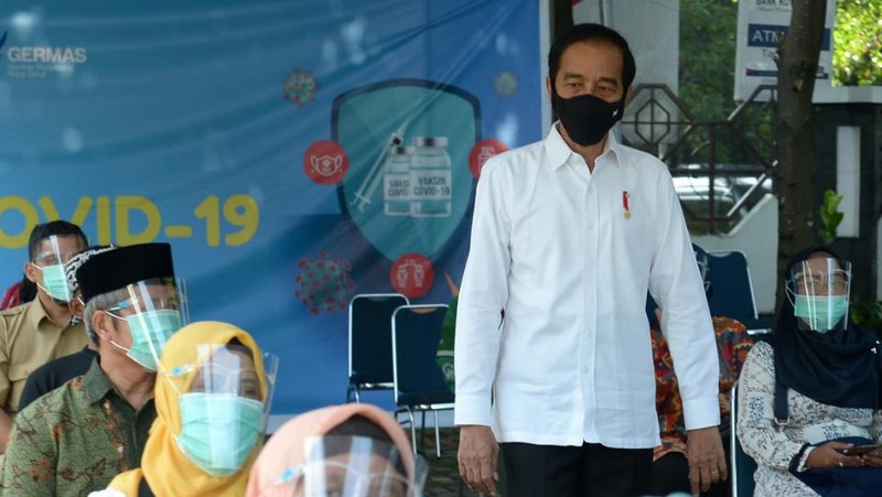 Presiden Joko Widodo melakukan inspeksi mendadak (sidak) ke sebuah puskesmas yang berlokasi di Kecamatan Tanah Sareal, Kota Bogor, Jawa Barat, pada Rabu, (18/11/2020). (Foto: Kris - Biro Pers Sekretariat Presiden)