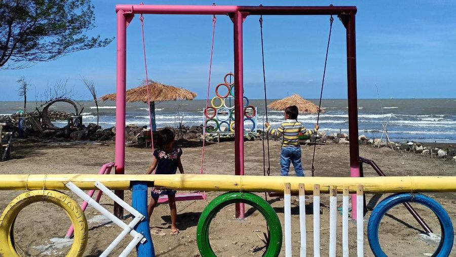Di balik pemukiman warga Balongan, Kabupaten Indramayu, Jawa Barat, terdapat sebuah objek wisata tersembunyi yaitu Pantai Tirta Ayu.
