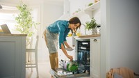 Dapur Kecil Nggak Muat Dishwasher Besar? Ini Opsi yang Tetap Ringkas di Dapur