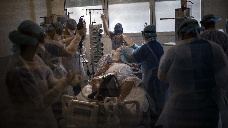 Gelombang kedua virus corona di Prancis menjadi mimpi buruk bagi tim medis. Lonjakan kasus baru Covid-19 di Prancis terus terjadi sejak September lalu. (AP/Daniel Cole)