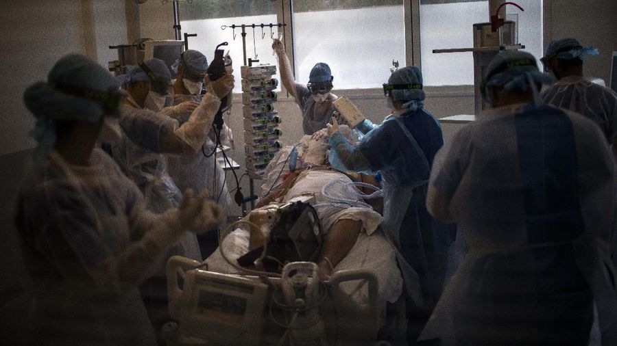 Gelombang kedua virus corona di Prancis menjadi mimpi buruk bagi tim medis. Lonjakan kasus baru Covid-19 di Prancis terus terjadi sejak September lalu. (AP/Daniel Cole)