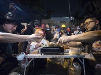 Santuy! Demonstran Thailand Protes Sambil Pesta Barbeque