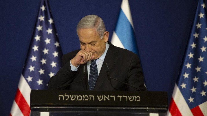 Perdana Menteri Israel Benjamin Netanyahu berhenti saat pernyataan bersama dengan Menteri Luar Negeri AS Mike Pompeo di Yerusalem, Kamis, (19/11/2020). (AP Photo / Maya Alleruzzo, Pool) Perdana Menteri Israel Benjamin Netanyahu berhenti saat pernyataan bersama dengan Menteri Luar Negeri AS Mike Pompeo di Yerusalem, Kamis, (19/11/2020). (AP Photo / Maya Alleruzzo, Pool)