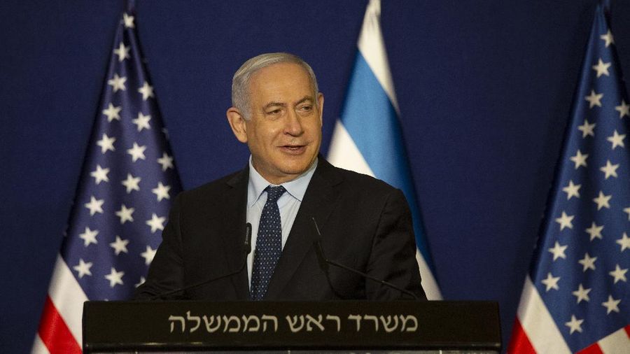 Perdana Menteri Israel Benjamin Netanyahu berhenti saat pernyataan bersama dengan Menteri Luar Negeri AS Mike Pompeo di Yerusalem, Kamis, (19/11/2020). (AP Photo / Maya Alleruzzo, Pool)
